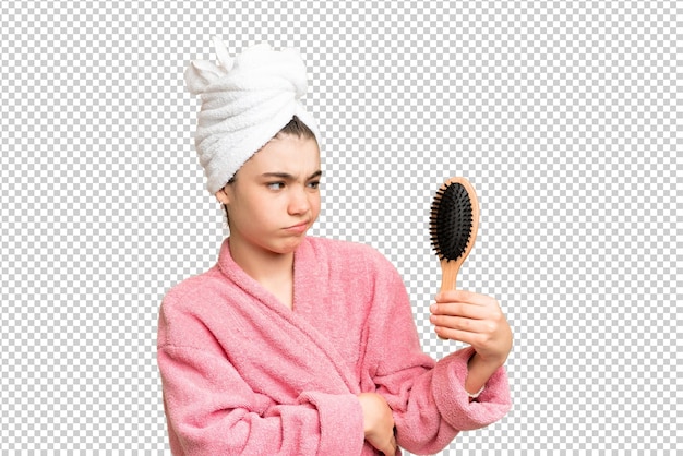 Jovem garota com pente de cabelo com expressão triste