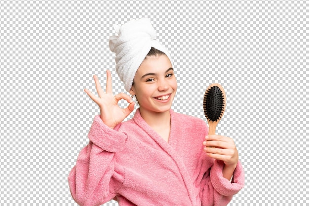 Jovem garota com pente de cabelo mostrando o sinal ok com os dedos