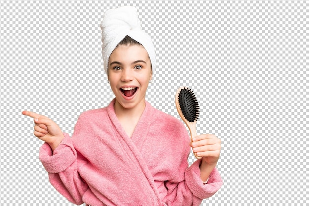 Jovem garota com pente de cabelo surpreendida e apontando o dedo para o lado