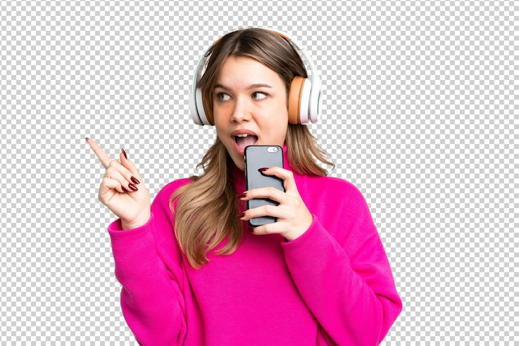 PSD jovem garota sobre fundo de chave de croma isolado ouvindo música com um celular e cantando