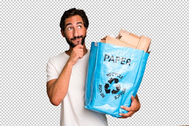 Jovem homem barbudo e expressivo louco com um saco para reciclar