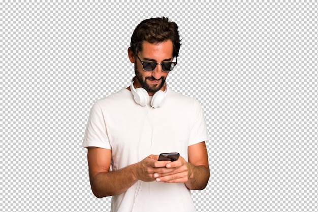 Jovem homem barbudo e expressivo louco usando seu telefone