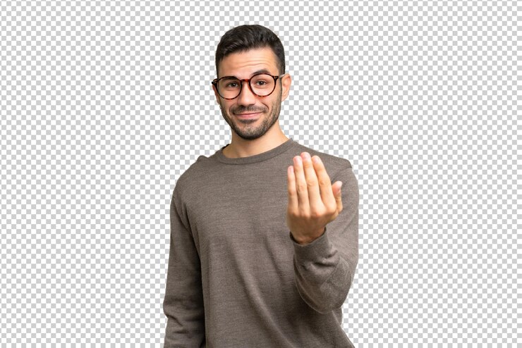 PSD jovem homem caucasiano bonito sobre fundo isolado convidando para vir com a mão feliz que você veio