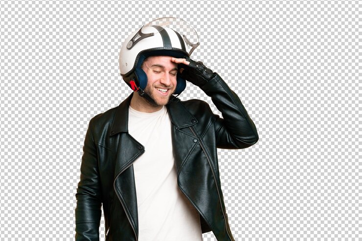 PSD jovem homem loiro bonito com um capacete de motocicleta sobre fundo de chave de croma isolado sorrindo muito