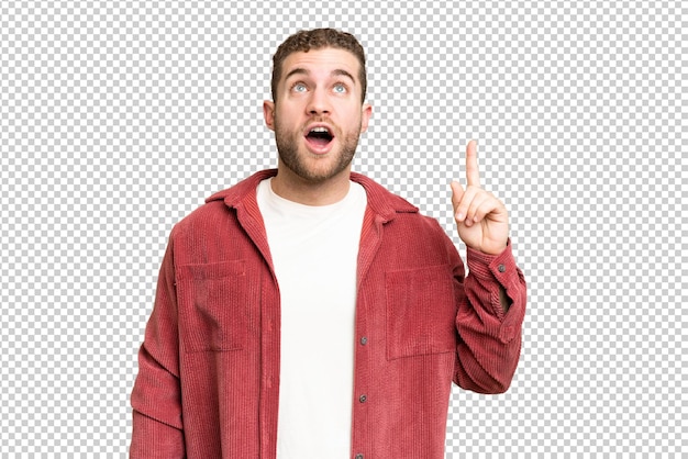Jovem homem loiro bonito sobre isolado chroma chave fundo apontando para cima e surpreendido