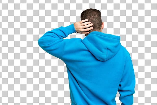 Jovem homem loiro bonito sobre isolado chroma chave fundo na posição de trás e pensando