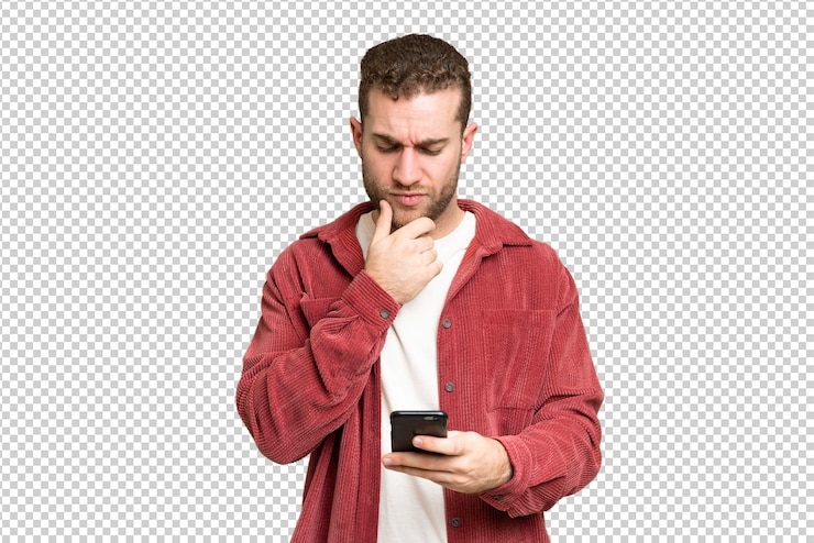 PSD jovem homem loiro bonito sobre isolado chroma chave fundo pensando e enviando uma mensagem