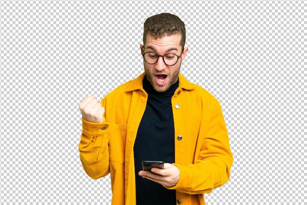 Jovem homem loiro bonito sobre isolado chroma chave fundo surpreendido e enviando uma mensagem