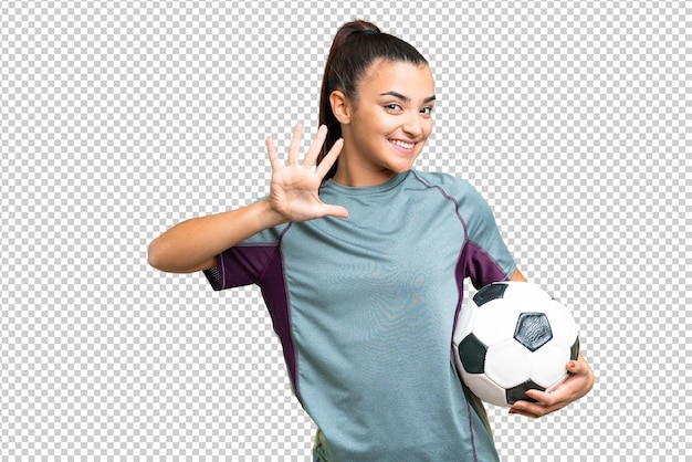 Jovem jogador de futebol Mulher sobre fundo de chave de croma isolado contando cinco com os dedos