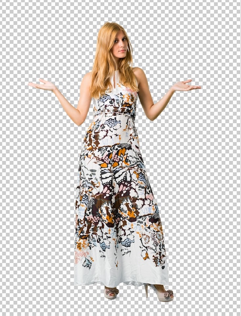 Jovem loira em um vestido de verão orgulhoso e auto-satisfeito no conceito de amor-se