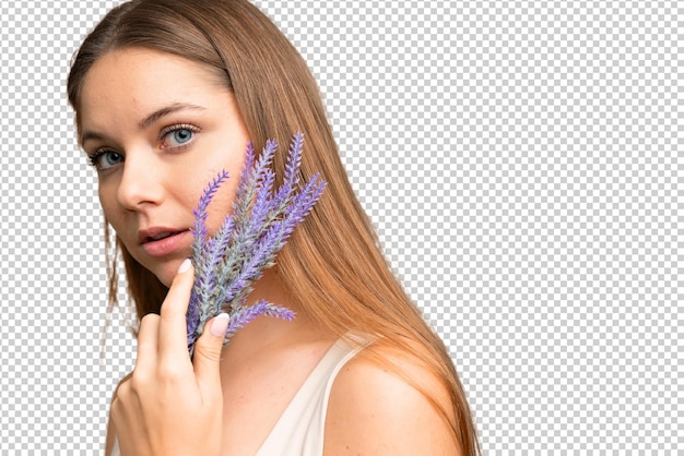 Jovem loira sobre fundo chave de croma isolado segurando uma planta de lavanda Feche o retrato