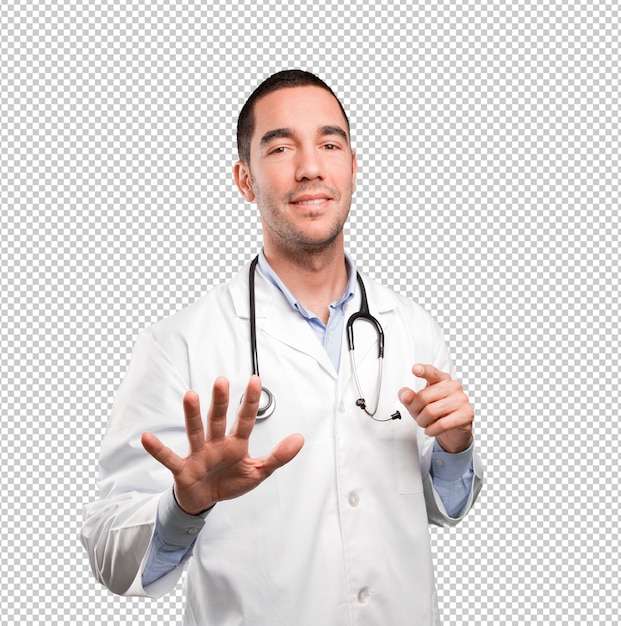 Jovem médico mantendo a calma