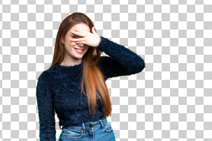 PSD jovem mulher bonita sobre fundo croma chave isolado cobrindo os olhos pelas mãos e sorrindo