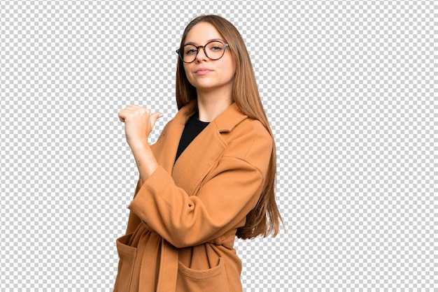 Jovem mulher loira sobre isolado chroma chave fundo orgulhoso e auto-satisfeito