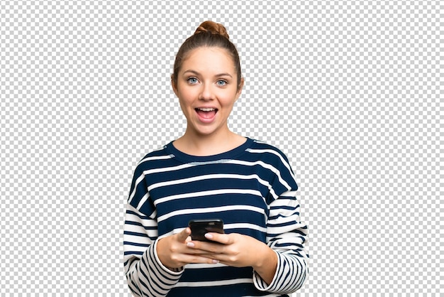 Jovem mulher loira sobre isolado chroma chave fundo surpreso e enviando uma mensagem