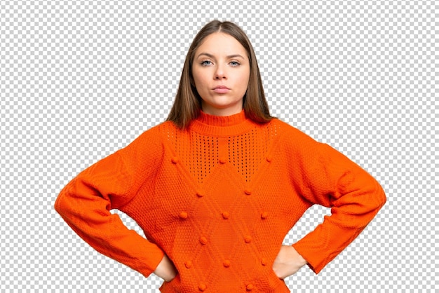 Jovem mulher loira sobre isolado chroma chave fundo zangado