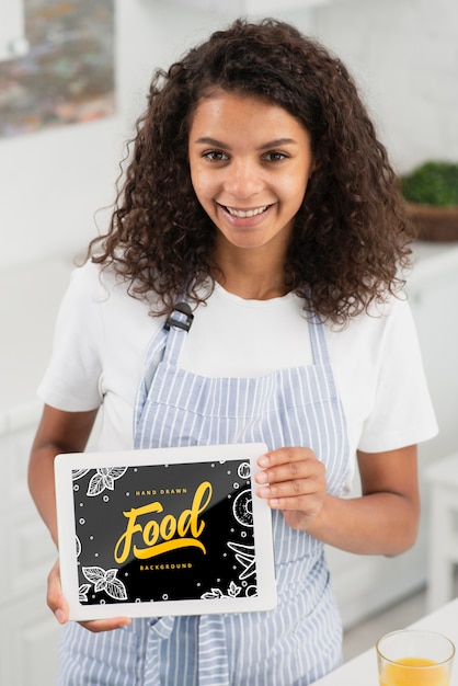 Jovem mulher segurando o quadro com mensagem de comida