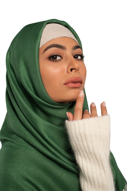 PSD jovem mulher usando hijab isolada