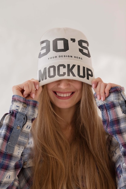 PSD jovem mulher vestindo maquete de gorro