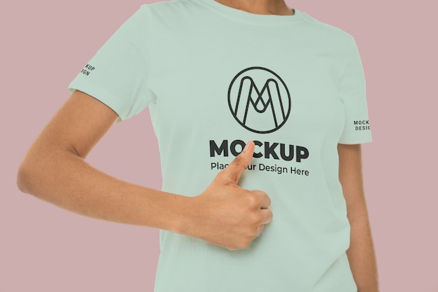 PSD jovem mulher vestindo maquete de t-shirt