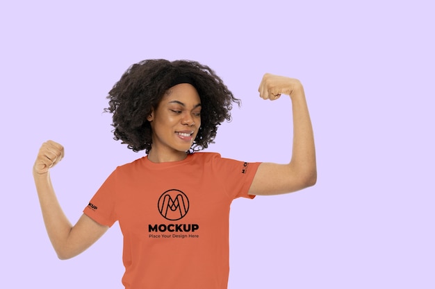 Jovem mulher vestindo maquete de t-shirt