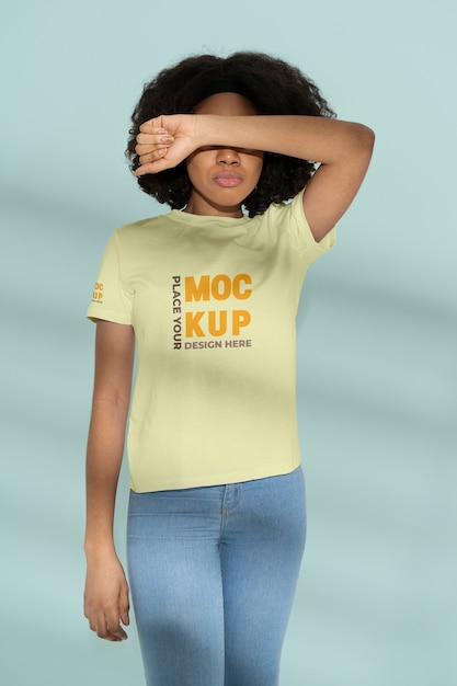 PSD jovem mulher vestindo maquete de t-shirt