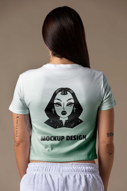 PSD jovem mulher vestindo um top de colheita mock-up