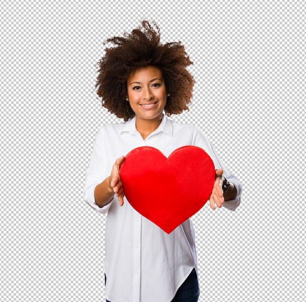 Jovem negra segurando uma forma de coração vermelho