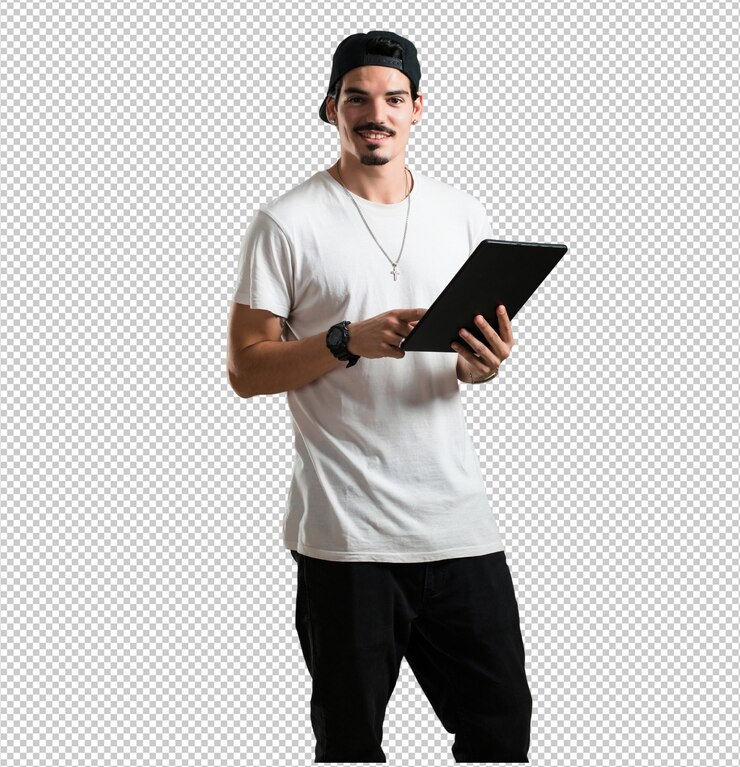 PSD jovem rapper homem sorrindo e confiante, segurando um tablet