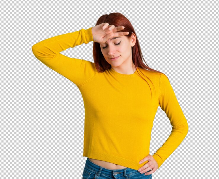 PSD jovem ruiva com camisola amarela com expressão cansada e doente