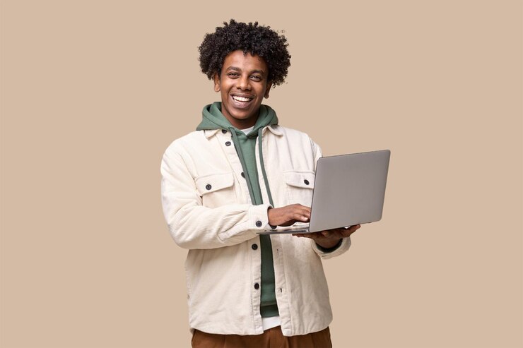 Jovem sorridente usando laptop