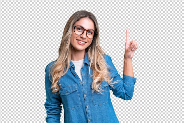 Jovem uruguaiana sobre um fundo isolado mostrando e levantando um dedo em sinal do melhor