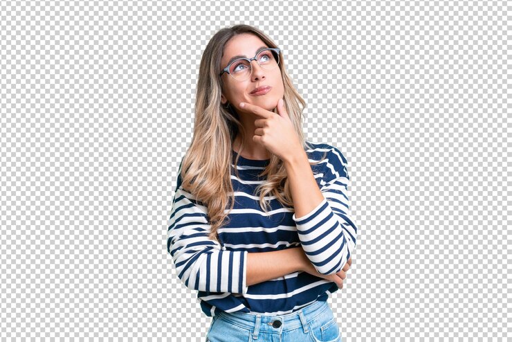PSD jovem uruguaiana sobre um fundo isolado olhando para cima enquanto sorri