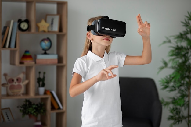 Jovem usando óculos vr