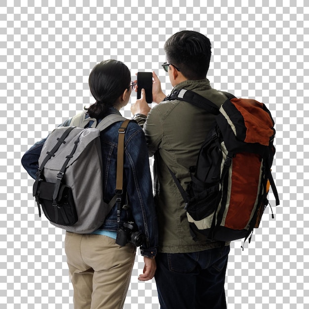 PSD jovem viajante homem e menina com a mochila usando smartphone procurando direção no mapa de localização fundo transparente png aventura e viagem na região montanhosa conceito