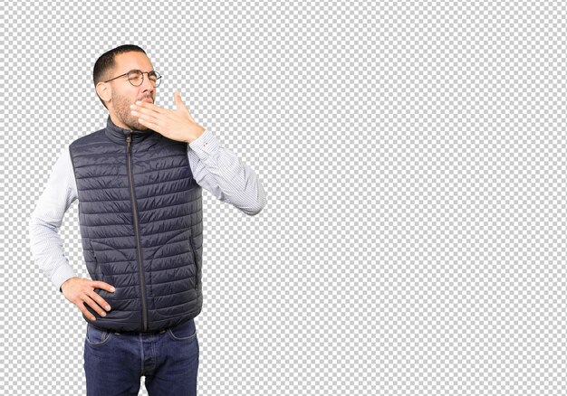 Joven aburrido gesto de bostezo