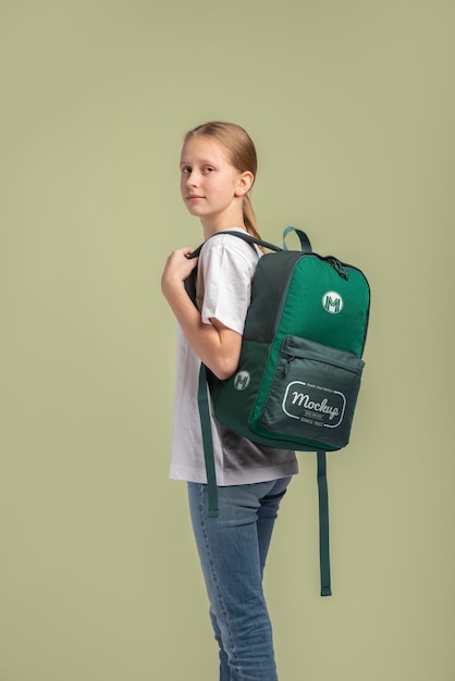 Joven adolescente con una maqueta de mochila