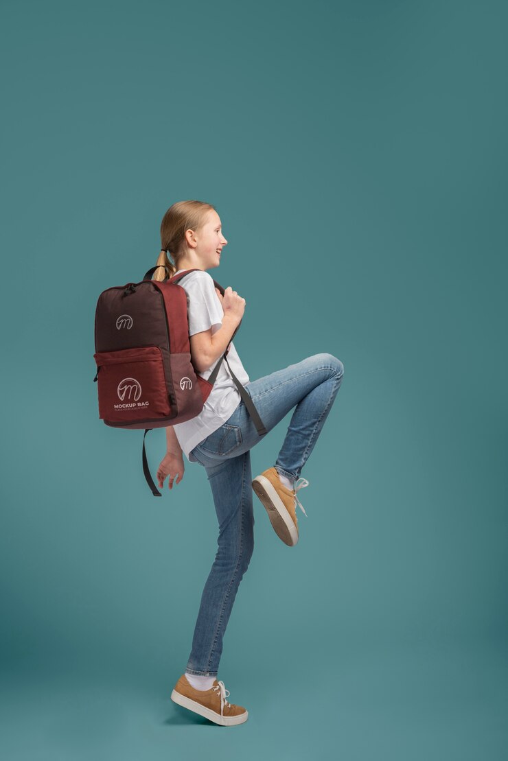 PSD joven adolescente con una maqueta de mochila