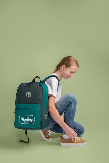 Joven adolescente con una maqueta de mochila