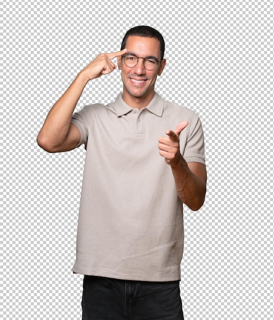 Joven amable haciendo un gesto de confianza