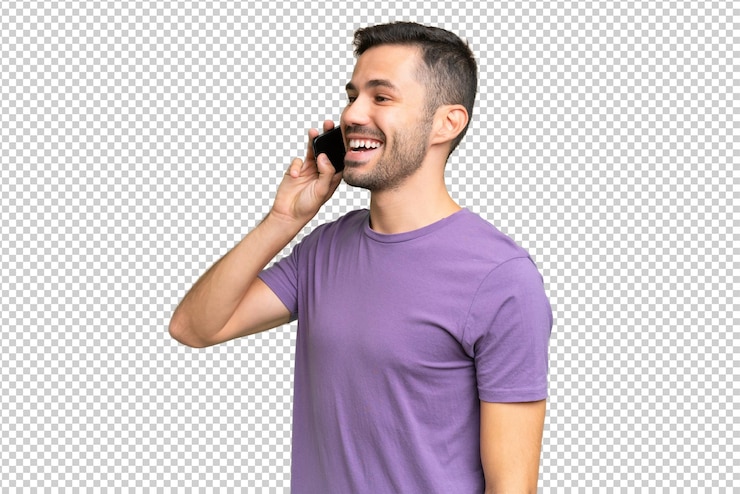 PSD joven apuesto hombre caucásico sobre un fondo aislado manteniendo una conversación con el teléfono móvil