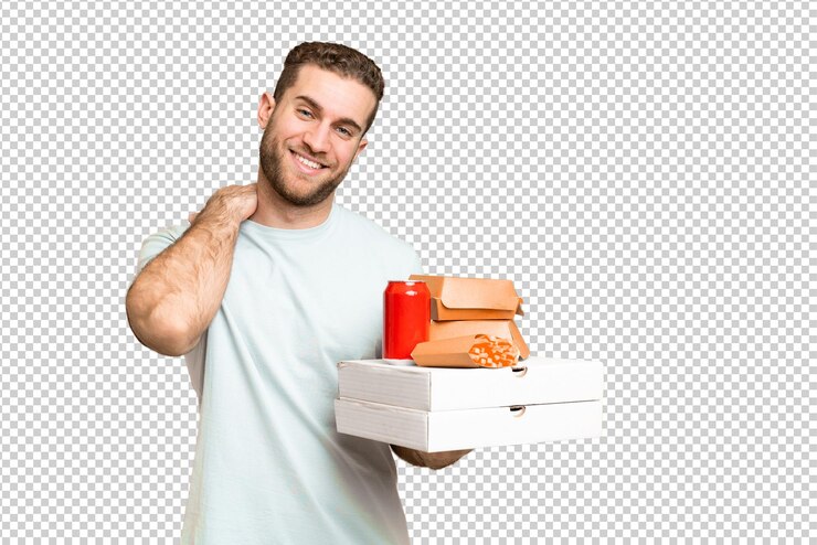 PSD joven apuesto hombre rubio sosteniendo pizzas y hamburguesas sobre un fondo aislado riéndose