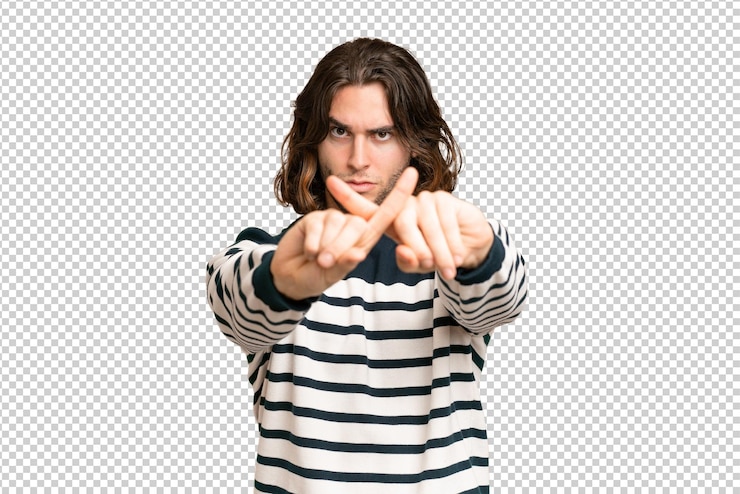 PSD un joven apuesto sobre un fondo aislado haciendo un gesto de parada con la mano para detener un acto