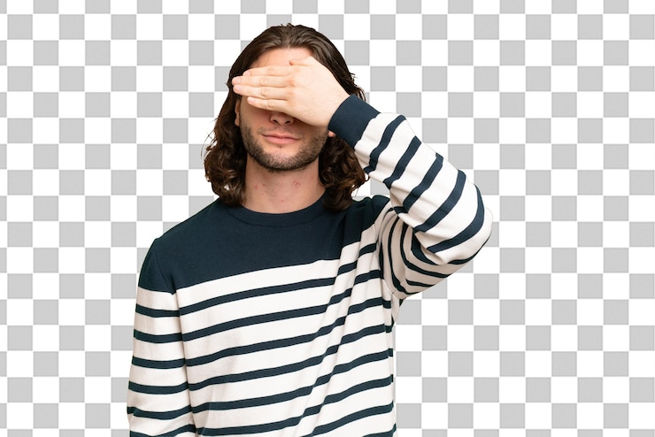 PSD joven apuesto sobre un fondo aislado que cubre los ojos con las manos no quiero ver algo