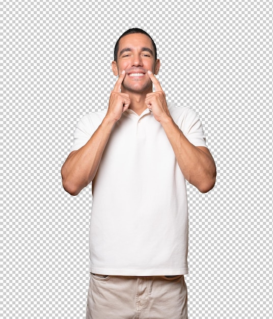 Joven apuntando a sus dientes