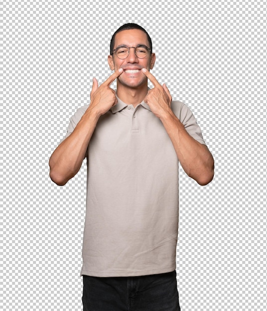 Joven apuntando a sus dientes