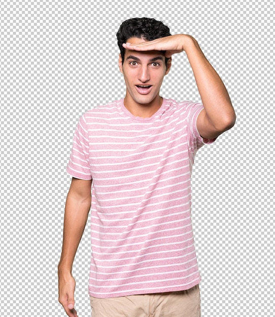 Joven asombrado con un gesto de apartar la mirada