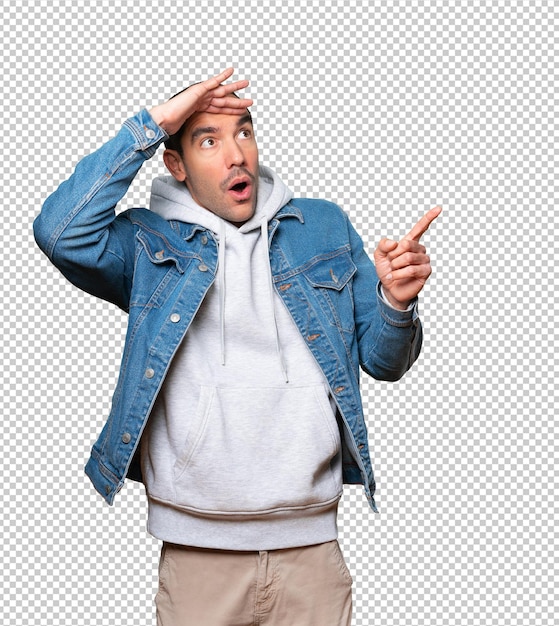 Un joven asombrado con un gesto de mirar lejos