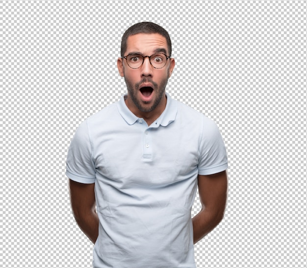 Joven asombrado con un gesto de shock.