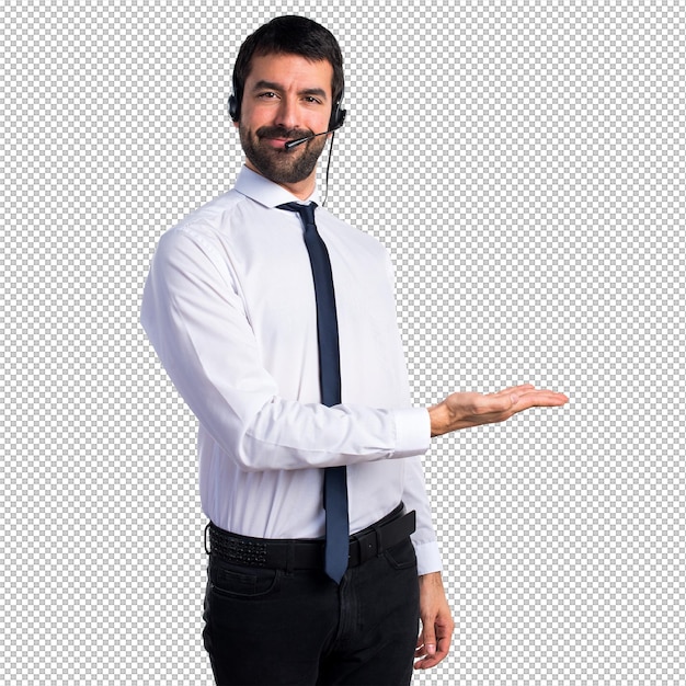 Joven con un auricular que presenta algo